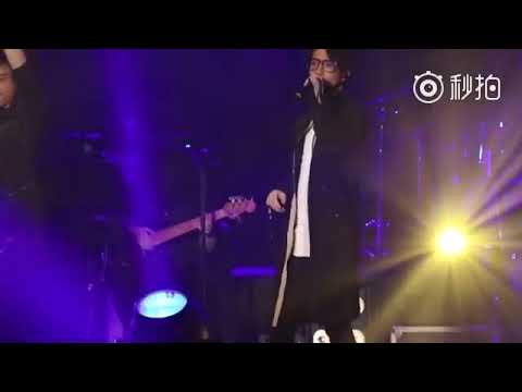 薛之谦 121217 赵英俊演唱会嘉宾 《演员》饭拍 老薛和潇洒哥深情对望😂