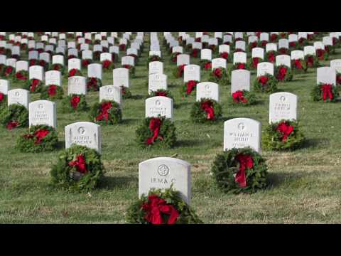 سربازان آرمیده در گورستان ملی آرلینگتون در کریسمس فراموش نمی شوند
