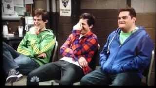 Jason Sudeikis knocks stuff off desk and everyone laughs LOL SNL samberg heder moynihan  lohan