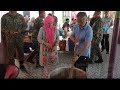 AL-SULTAN ABDULLAH DAN TUNKU AZIZAH MEMASAK UNTUK MANGSA BANJIR