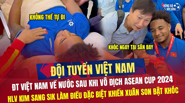 Xuân Son bật khóc ngay tại sân bay Thái Lan, HLV Kim Sang Sik có hành động đặc biệt với cậu học trò