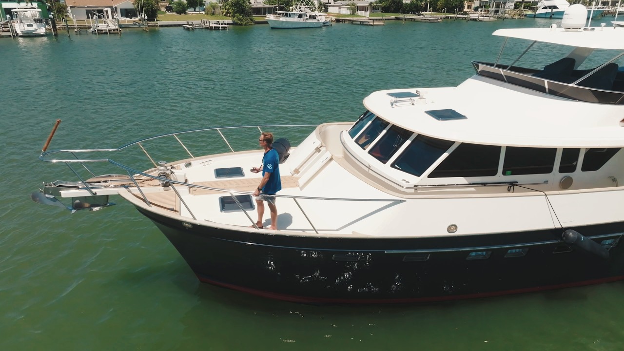 This Couple Docks a 75-Foot Yacht With Nobody at the Helm