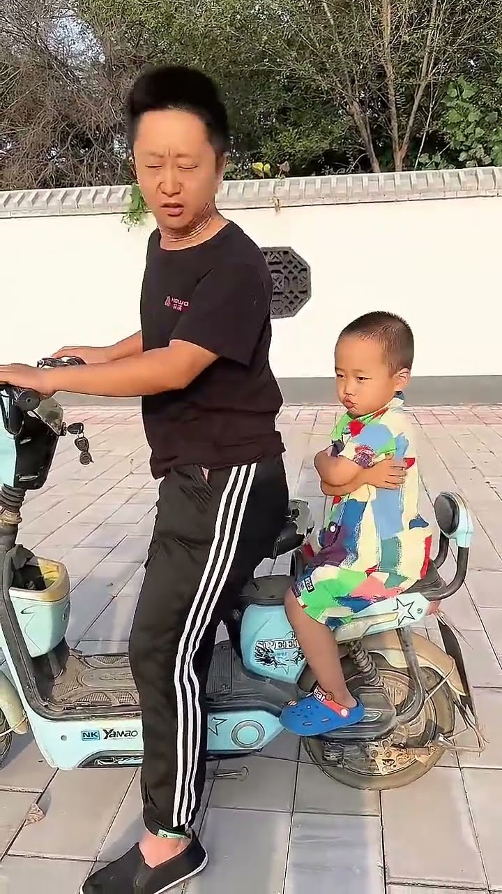 熊孩子生气了，不愿意搂老爸的腰！#Cute baby#Cute#呆萌小米宝#聪明宝宝#萌娃