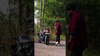 #ModernRetro #BlackMotorcycle #BikerFashion #StreetStyle #MotorcyclePhotography