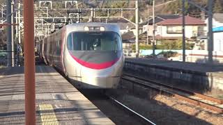 8000系特急列車が三津浜駅を通過（上下列車）