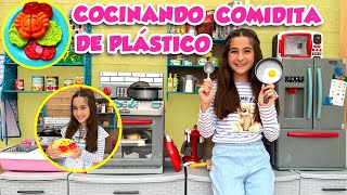 JUGANDO A LA COCINITA\/ COMIDITAS DE PLÁSTICO #laracampos #cocinita