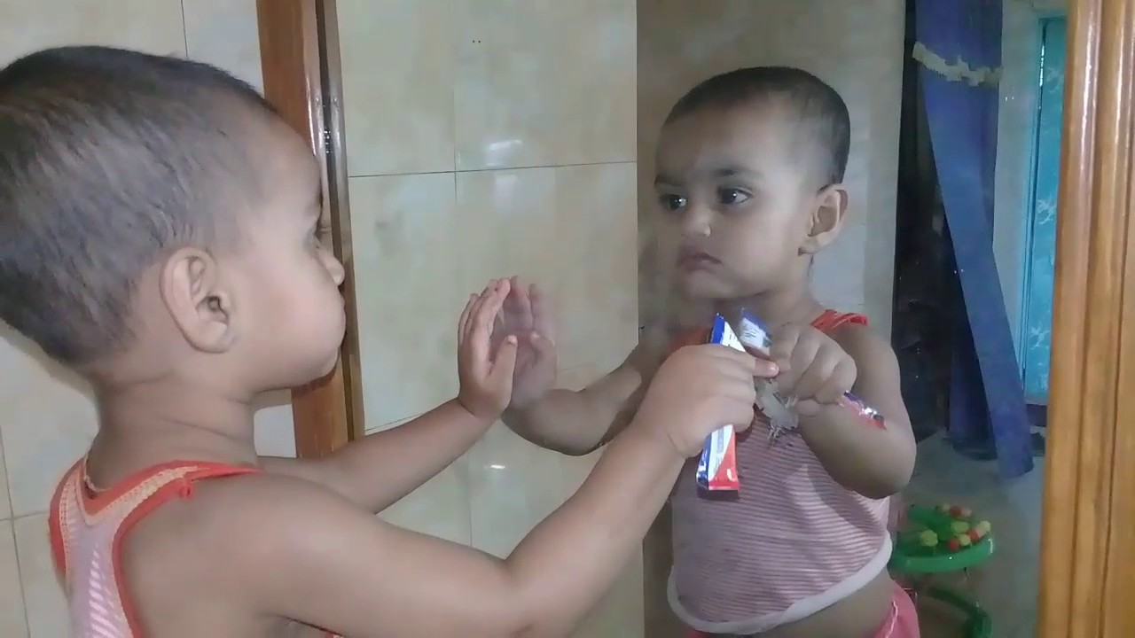 Face Vs Mirror funny baby_Funny Baby Sees Mirror For The First Time