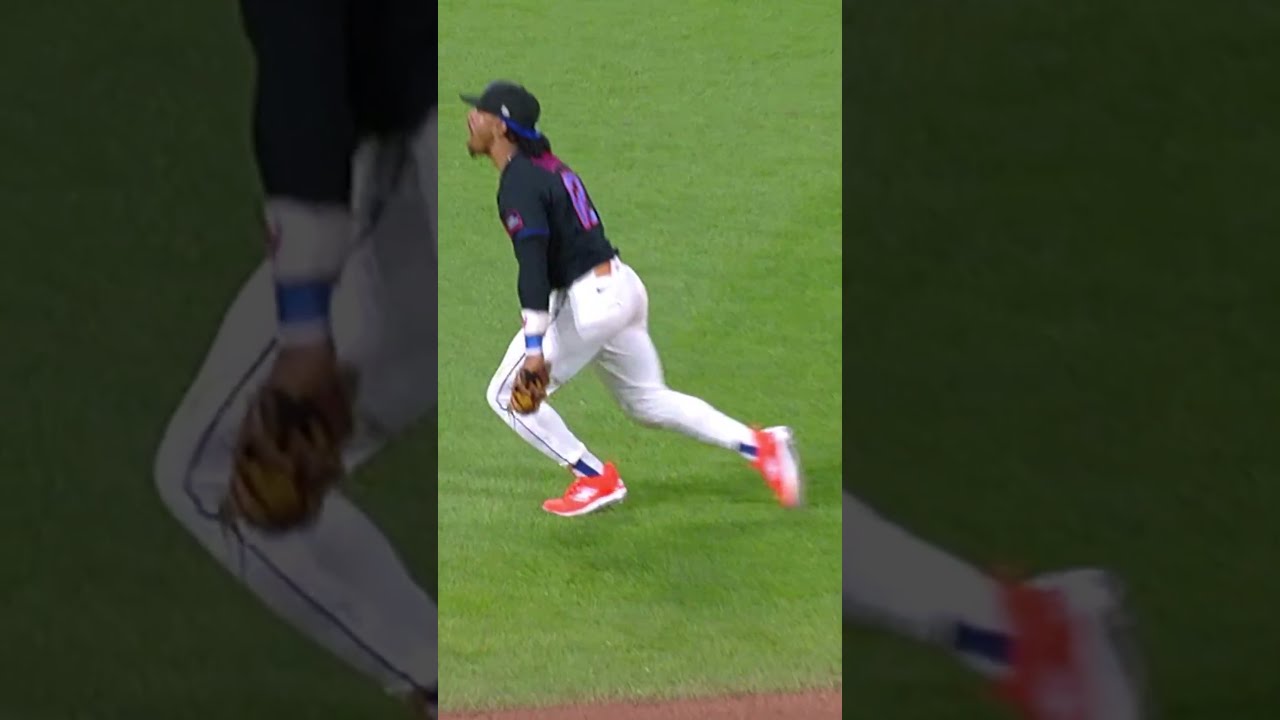 Francisco Lindor with the INCREDIBLE diving stop! 🤯