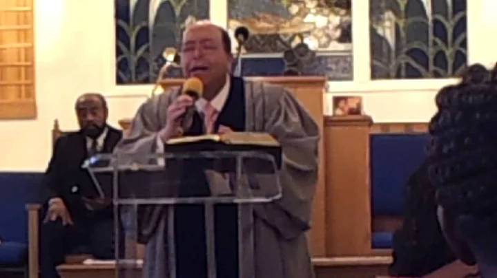 Pastor David Willis singing