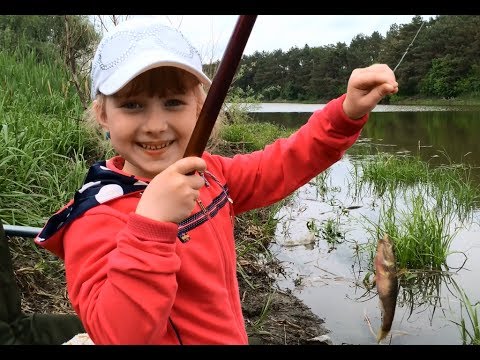 Успешная ловля карася. Маленькая рыбачка Анюта(4 года)