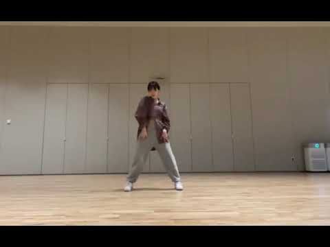 sinb and umji dancing sweet but psycho in the new hybe practice room