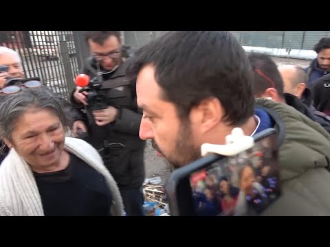 Salvini in mezzo ai bambini rom di Torino: "Matteo non avere paura"