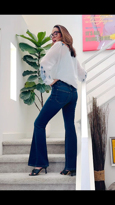 Tuesday #ootd Blouse @johnnywas Jeans @goodamerican design DollyPardon Jolean