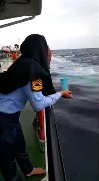 KADET CEWEK DI KAPAL TANKER MUNTAH KARENA MABUK LAUT.