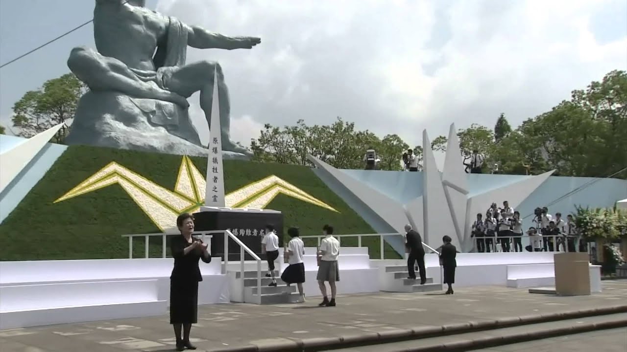 被爆70周年長崎原爆犠牲者慰霊平和祈念式典 献水(2015年8月9日)(長崎市) - YouTube
