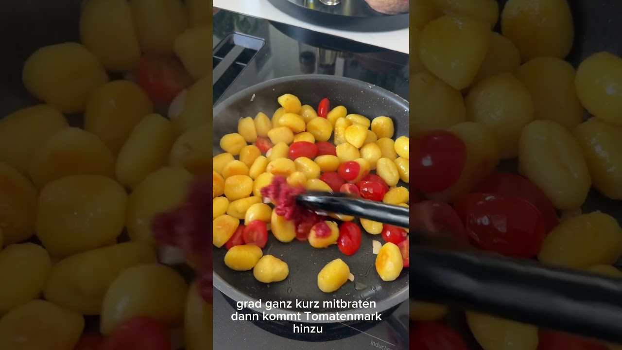 Cremige Gnocchi Pfanne mit Tomaten und Burrata 