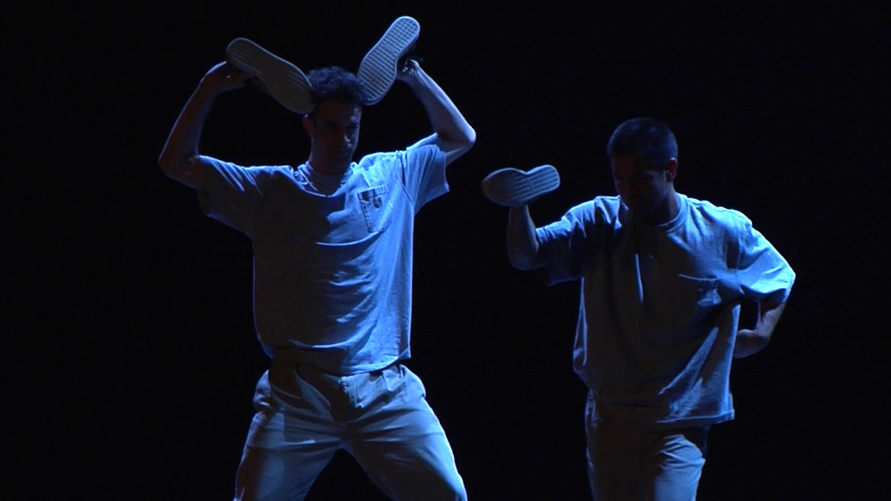 Larkin Poynton y Chris Martin "Homenaje a los zapatos"