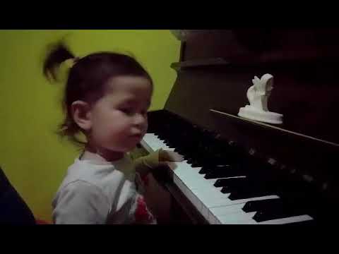 ქეთი სოლფეჯიოში ვარჯიშობს