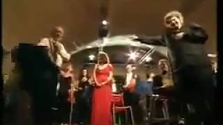 انتوني كوين وعمره 85 يعود لرقصة زوربا مع الموسيقار العظيم ميكيس ثيودوراكيس