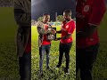 Ahmed Ally Na Zawadi Aliyopewa DODOMA Na Shabiki Wa SIMBA Ahmed Ally Na Zawadi Aliyopewa DODOMA Na Shabiki Wa SIMBA