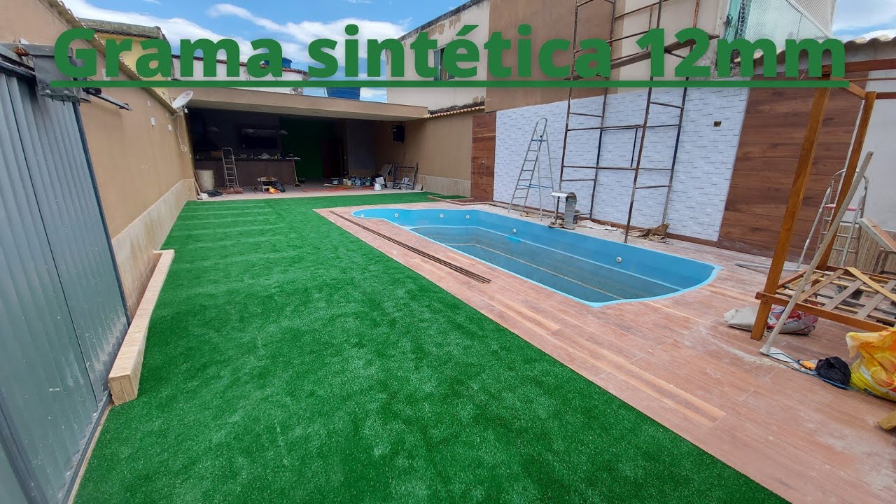 Instalação de grama sintética 12mm em um espaço próximo a piscina ...