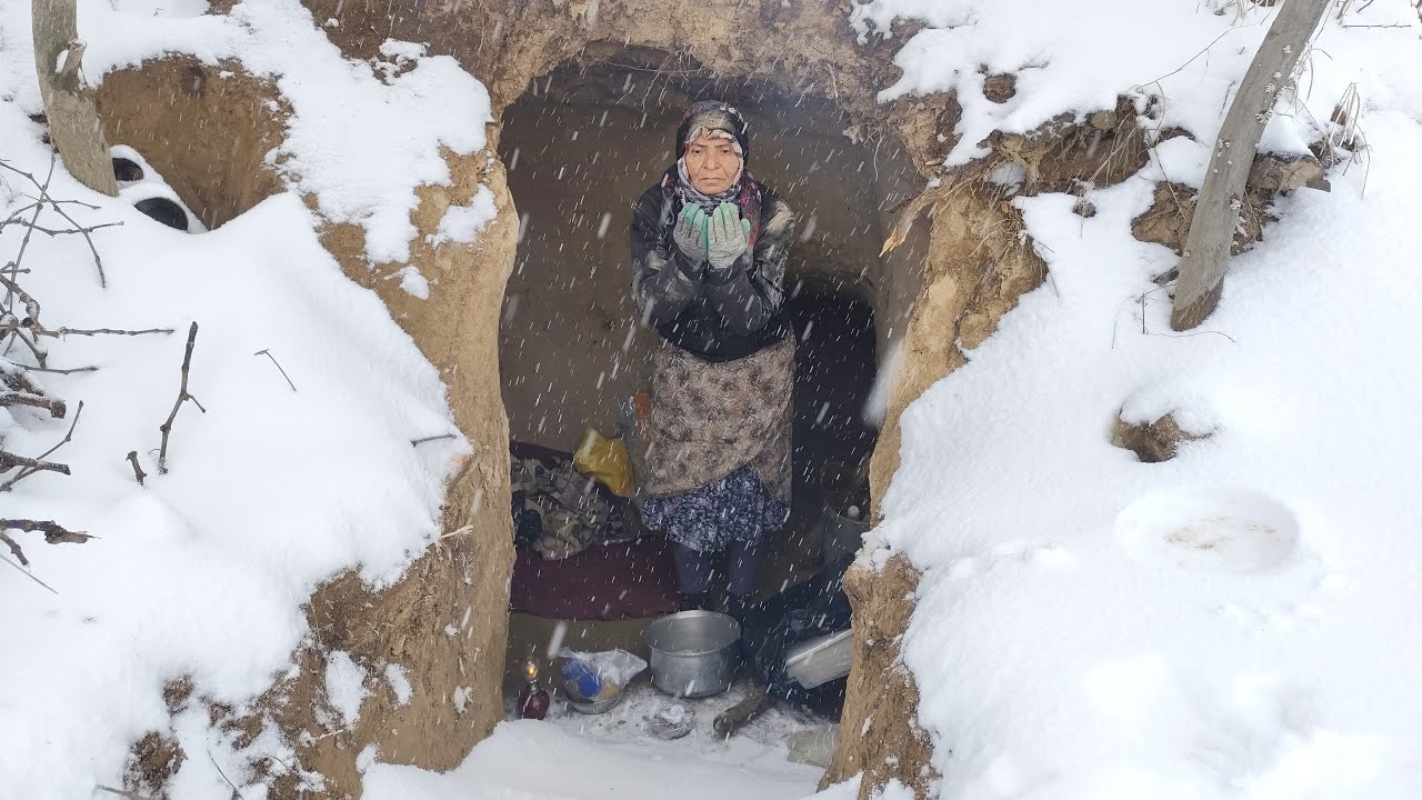 Grandma's life in difficult conditions on a snowy day 🌨️