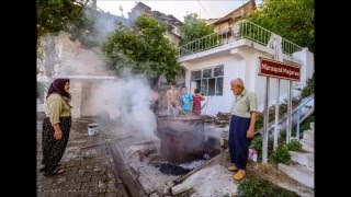 Tülin Berbergil - Evlerinin Önü Bulgur Kazanı Resimi