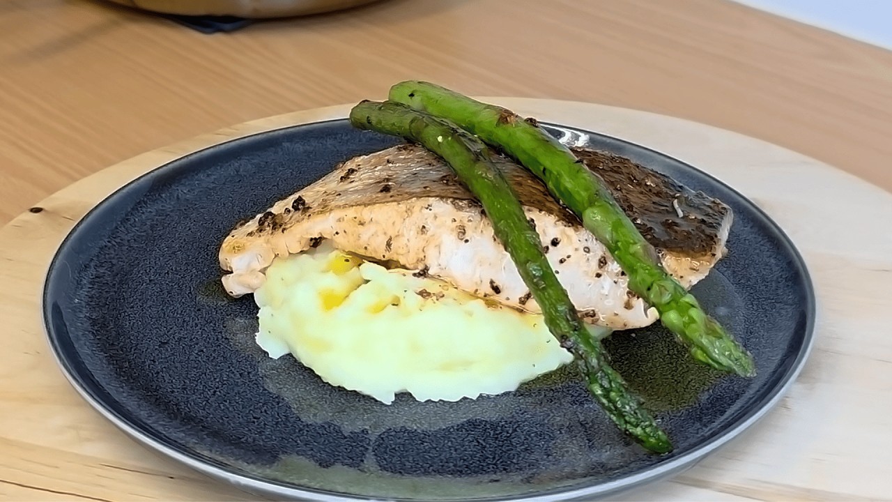Salmón al Ajillo con Puré de Papa y Espárragos  | Cena Fácil, Elegante y Deliciosa