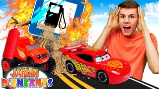 Flash McQueen et d’autres voitures apprennent à être des pompiers! Jardin d’enfants #115