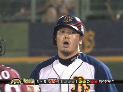 【え、嘘だろ！？】 T-岡田、打席で無念の表情を浮かべる