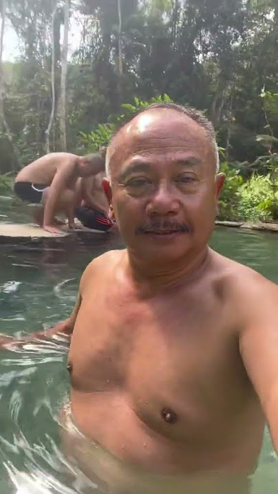 bapak bapak mandi