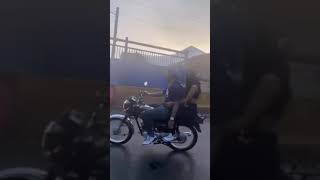 el wa dando una vuelta  Con una truchita en la calle de rd • #viral #humor #subscribe