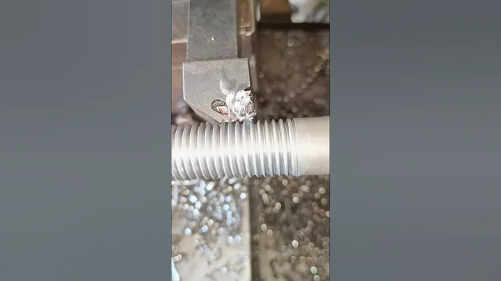 20mm 2.5pitch thread on manual lathe machine 😜 #shorts
