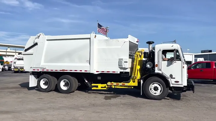 2009 Peterbilt 320 Side Loader Garbage Truck - 107632