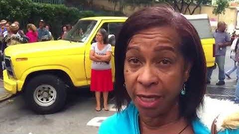 Venezuela: Buscan alimentos en la basura mientras hacen largas filas