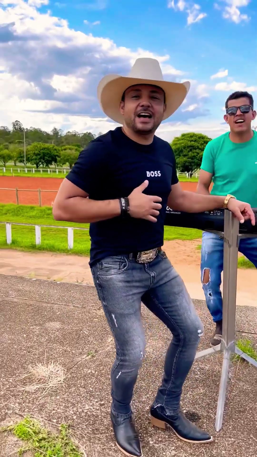 ￼ Leãozinho do forró grava música com os fenômenos dos filhos seu filho Alejandro Rodrigues #boanoi
