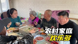 【东北那旮瘩】马上过节了，大东北给老丈人准备一大桌好菜，老两口太高兴