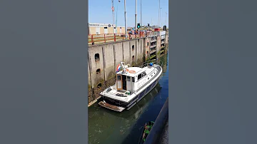 ??? Vlissingen Netherlands ???? Sluicebox @TravelwithHugoF  #boatlock #sluicebox #sluice #sluis