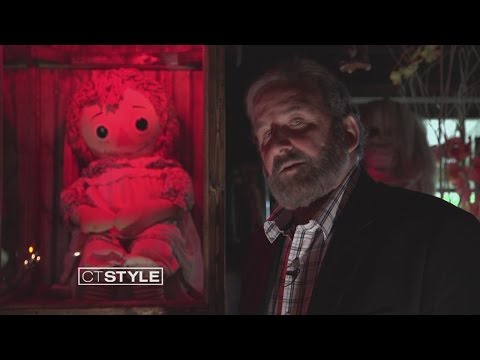 ryan-visits-the-annabelle-doll-at-the-warren's-occult-museum