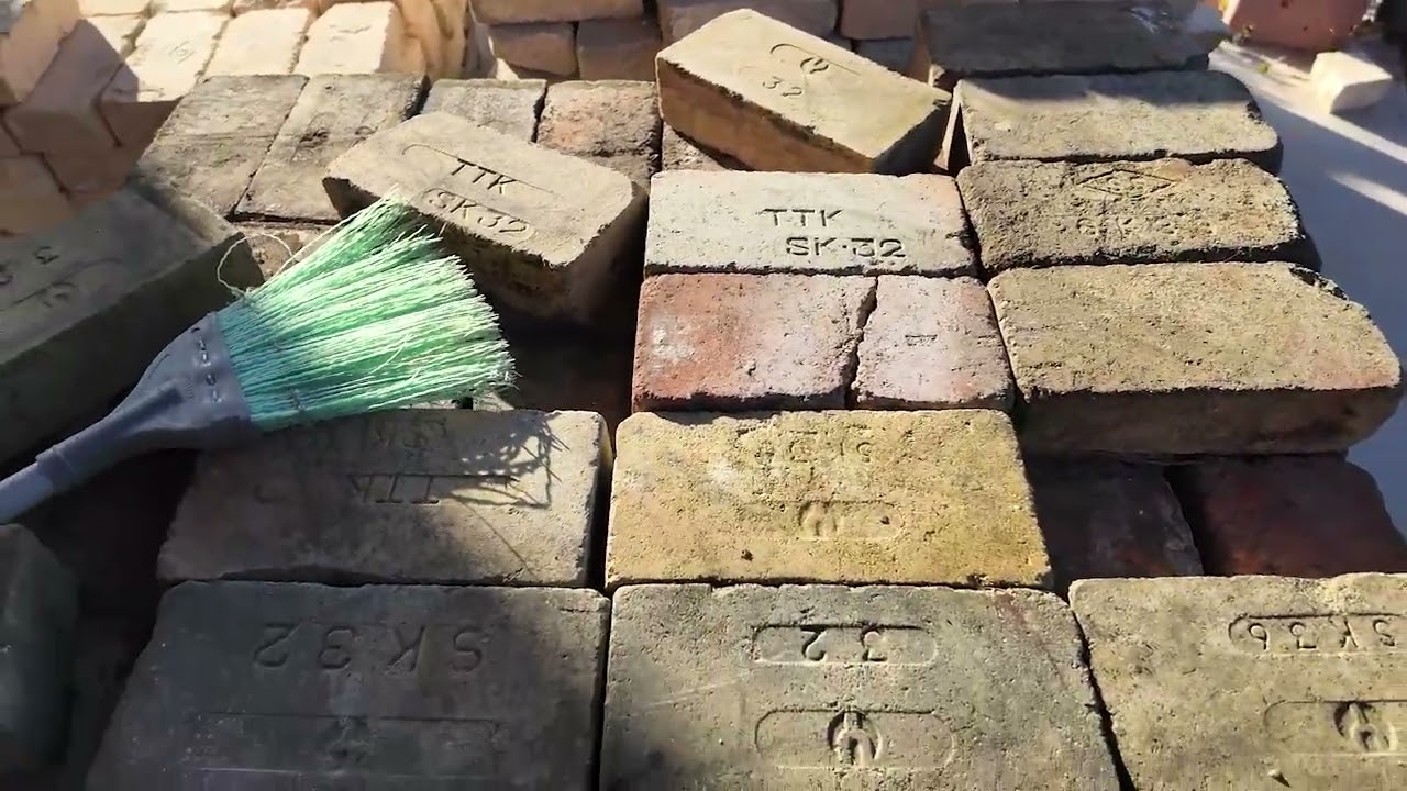 煤まみれのアンティーク煉瓦　磨けば!!