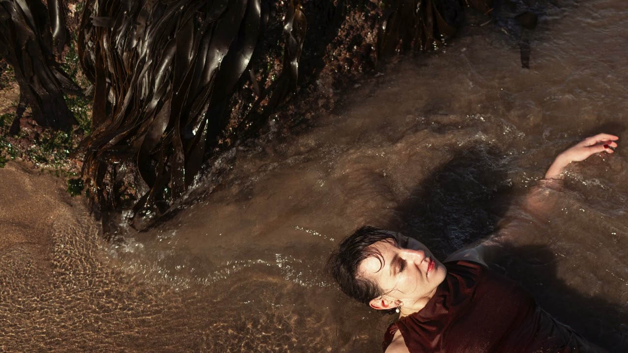 YouTubeでEmma Miller - Sinking (Official Audio)を視聴 YouTubeでEmma Miller - Sinking (Official Audio)を視聴