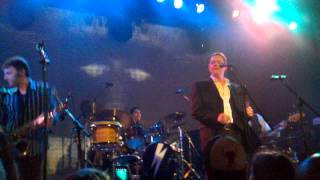Chris Connelly sings Bowie's "Sound & Vision"