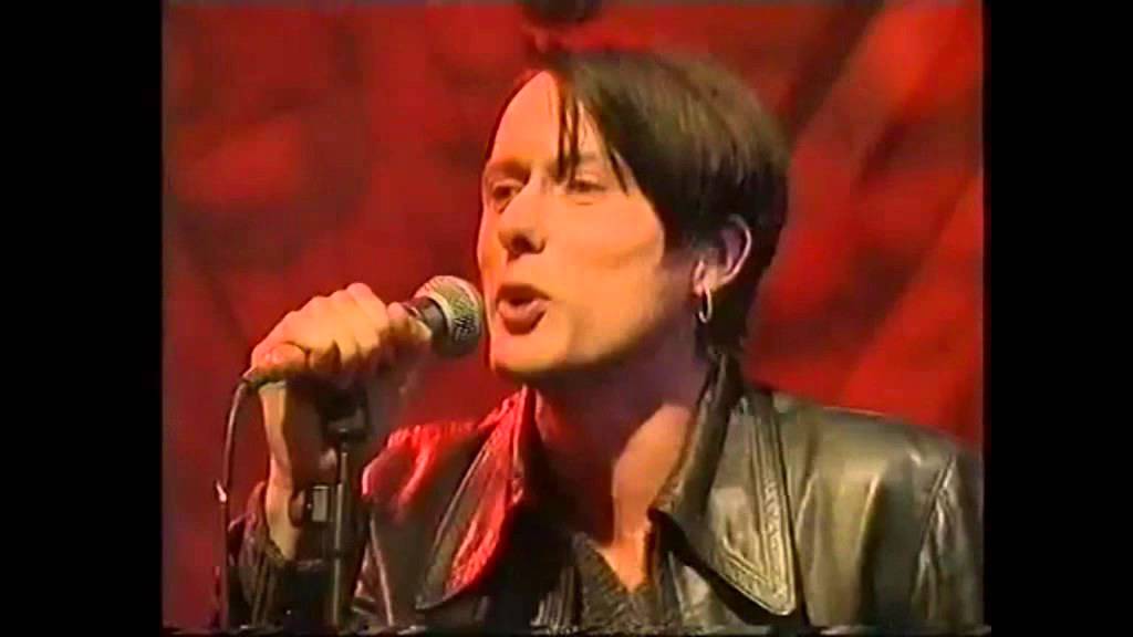 在 YouTube 上觀看「Suede - Beautiful Ones live on TFI Friday, 1996」 在 YouTube 上觀看「Suede - Beautiful Ones live on TFI Friday, 1996」