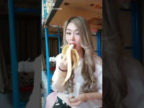 Hot girl eating banana - Viral Douyin(抖音)