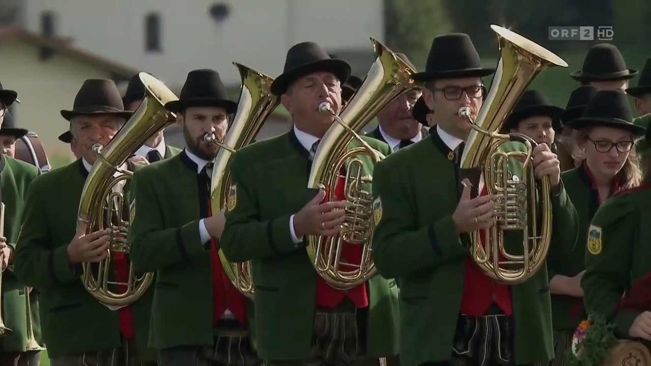 Trachtenmusikkapelle und Historische Landwehrschützen  Wals