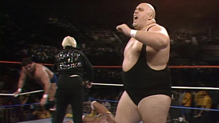 King Kong Bundy crushes Hulk Hogan: Saturday Night...