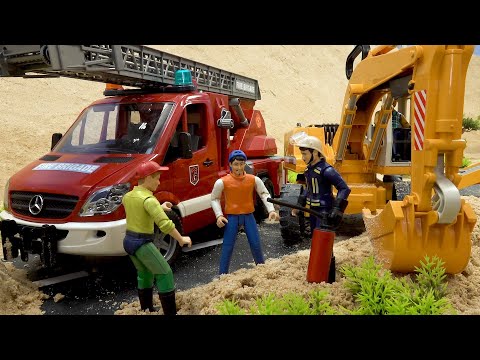Видео: Экскаватор и пожарная машина спасатели на дороге - Видео история игрушечной машинки