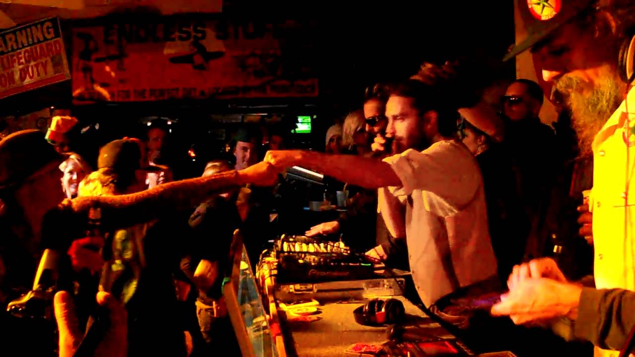 Guarda Dub Massive 2011 - Badda Skat LIVE - Copper Shot, Locks Alone su YouTube Guarda Dub Massive 2011 - Badda Skat LIVE - Copper Shot, Locks Alone su YouTube