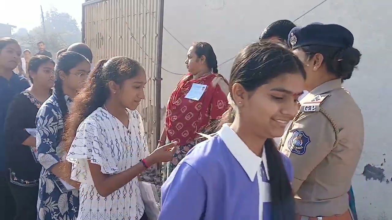 પારડી ના પોણીયા સરસ્વતી શિશુ મંદિર હાઈસ્કૂલમાં ધોરણ 10 ના વિદ્યાર્થીઓ ને બોલપેન વિતરણ શુભેચ્છા અપાઈ