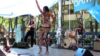 Video voorbeeld van "Fatoumata Diawara Performing at Brooklyn Metrotech"